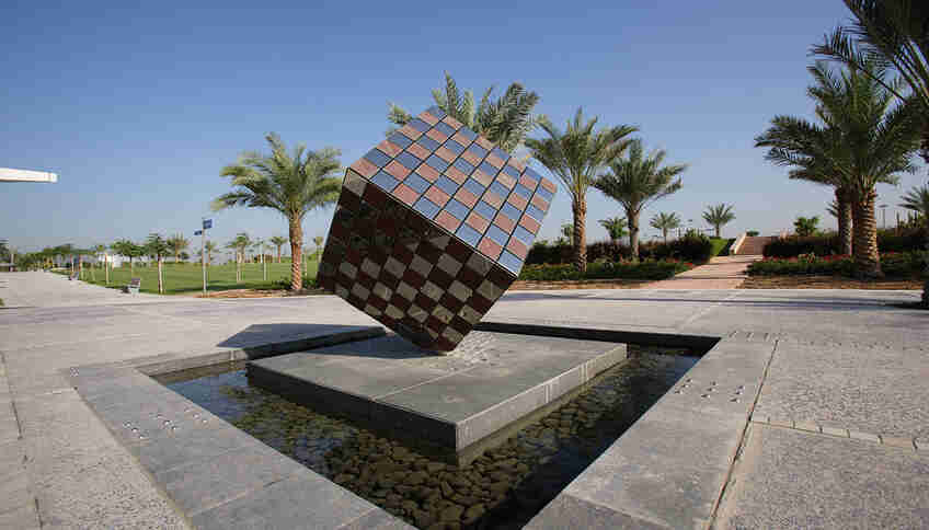 Скульптура «Куб» в парке Забиль