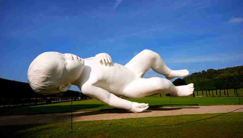 Скульптура гигантского младенца в Сингапуре