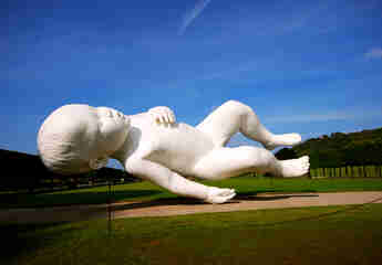 Скульптура гигантского младенца в Сингапуре