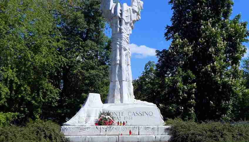 Памятник участникам битвы за Монте-Кассино