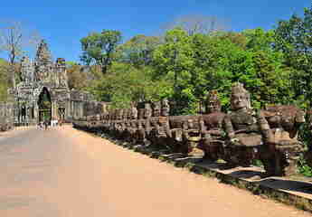 Мост у Южных ворот Ангкор Тома