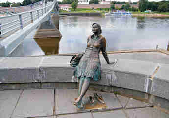 Памятник туристке в Новгороде
