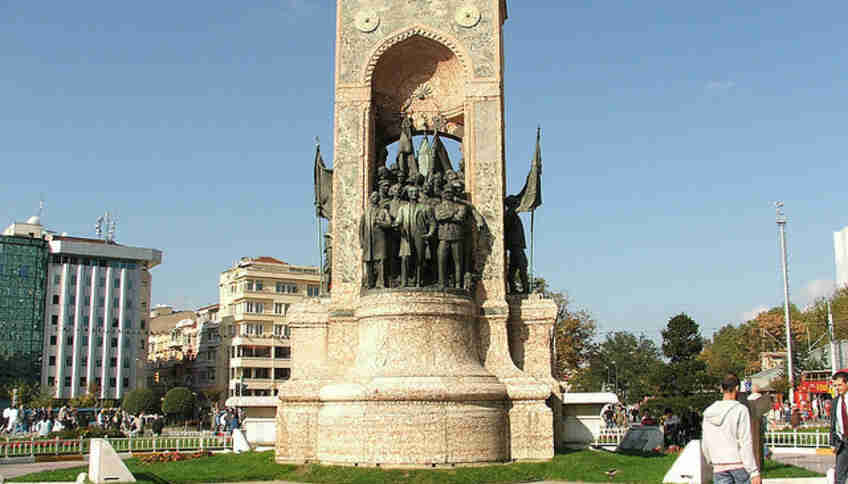 Монумент Республики на площади Таксим