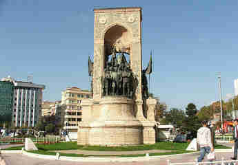 Монумент Республики на площади Таксим