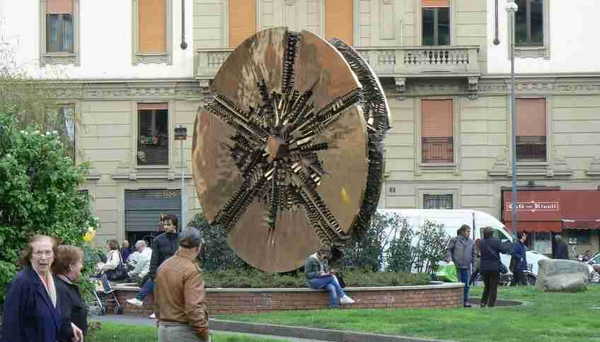 Большой диск Арнальдо Помодоро в Милане