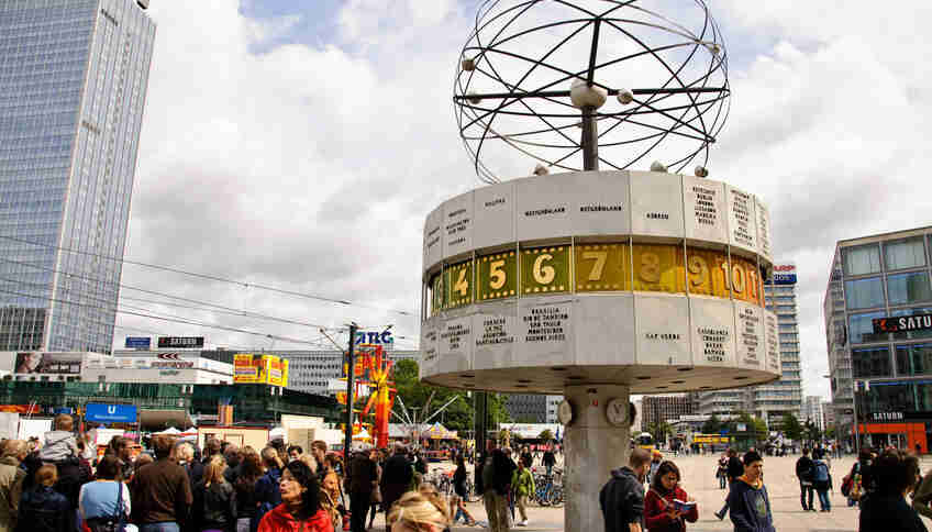 Часы мира на Александрплац в Берлине