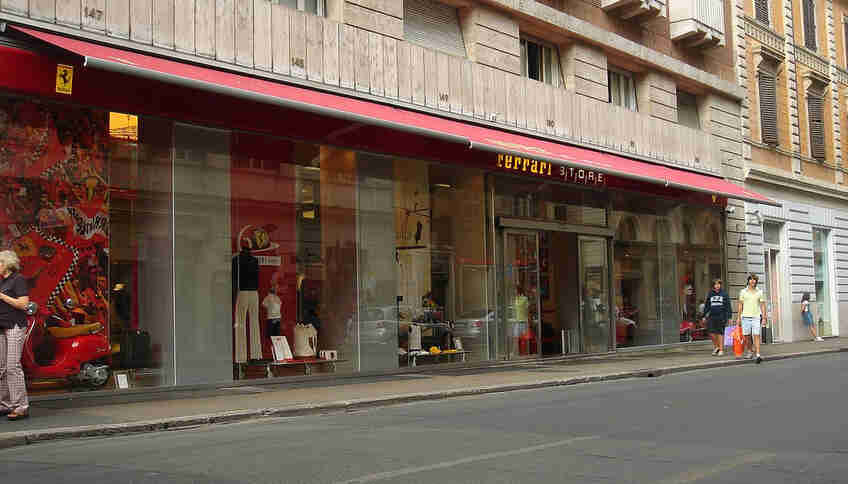 Магазин Ferrari в Риме