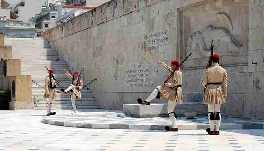 Могила неизвестного солдата в Афинах