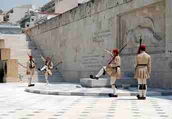Могила неизвестного солдата в Афинах