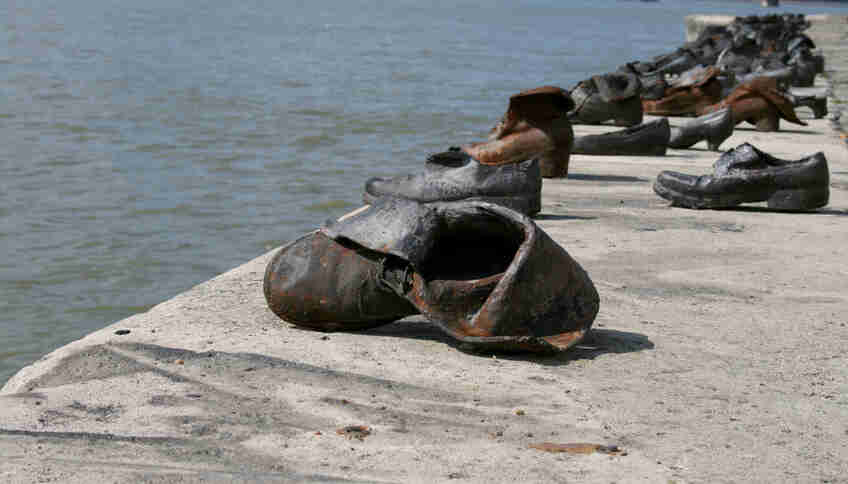 Мемориал жертвам Холокоста на берегу Дуная в Будапеште